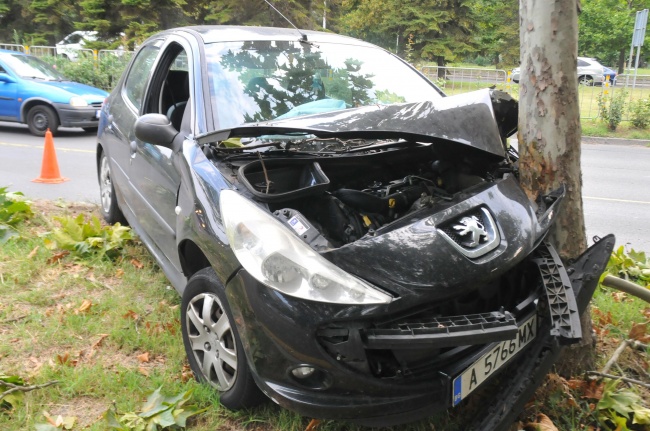 Млад шофьор се заби в дърво в Бургас