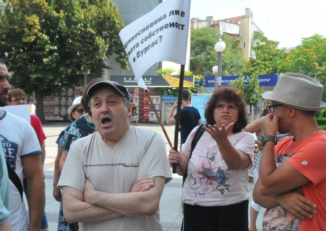  Протест на собственици на имоти заради спрян строеж в Бургас