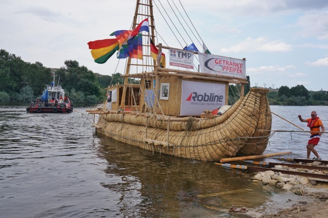 Кръстиха индианската тръстикова лодка край Белослав 