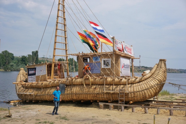 Кръстиха индианската тръстикова лодка край Белослав 