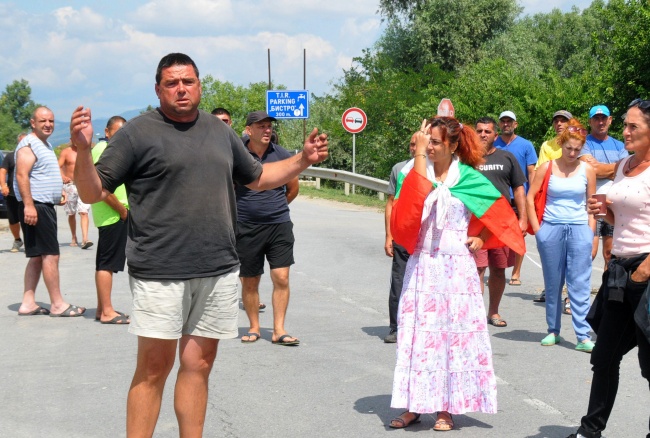  Протестът на свиневъдите в село Крушаре продължава трети ден