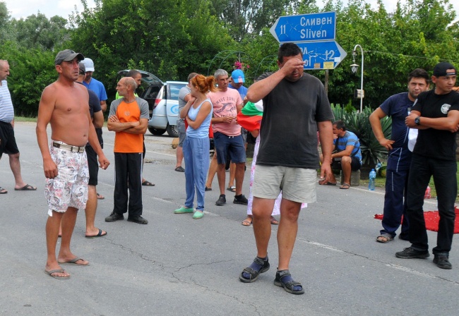  Протестът на свиневъдите в село Крушаре продължава трети ден
