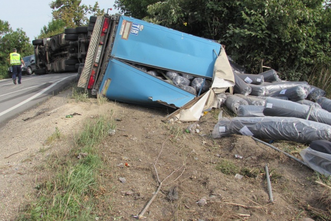 Пиян украински шофьор преобърна камиона си на пътя Русе - Бяла