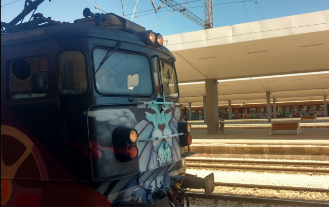Изцяло изрисуван локомотив тръгна от Централната гара в София