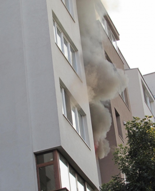 17-годишна оцеля в пожар в апартамент в Русе 