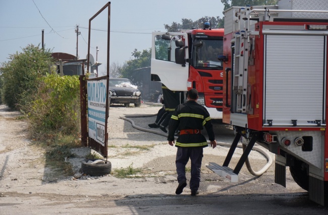 Голям пожар унищожи автокъща във Варна