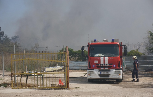 Голям пожар унищожи автокъща във Варна