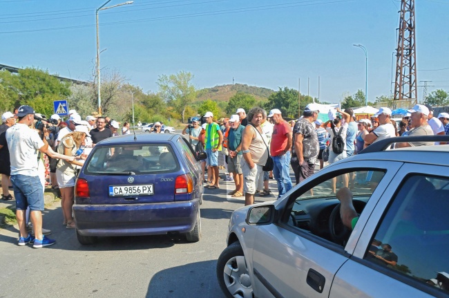 Нено Димов пред протестиращите в Атия: Тук няма да има завод за отпадъци
