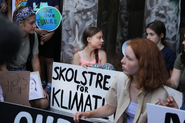 Грета Тунберг оглави протест на природозащитници пред централата на ООН в Ню Йорк