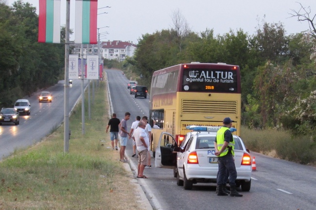 Автобус с туристи блъсна мъж край Русе