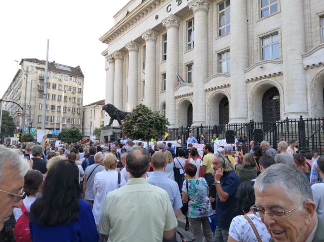 Протест и контрапротест за номинацията на Гешев в центъра на София събра стотици 
