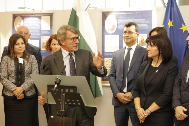 Караянчева подари копие на Търновската конституция на председателя на Европейския парламент Давид Сасоли