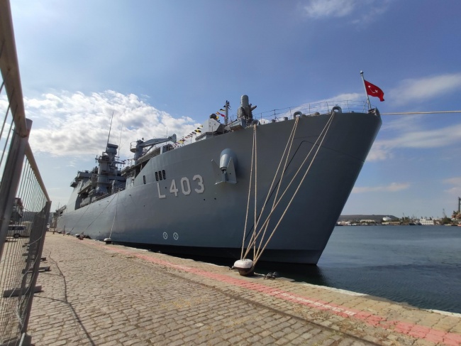 Много голям турски боен кораб акостира във Варна