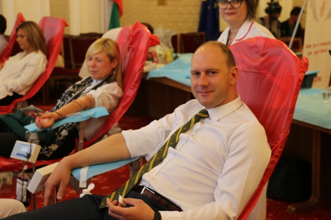 Депутати дариха кръв в парламента