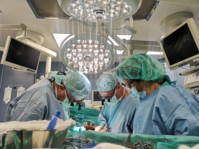 Специалисти от ВМА трансплантираха черен дроб на млад мъж