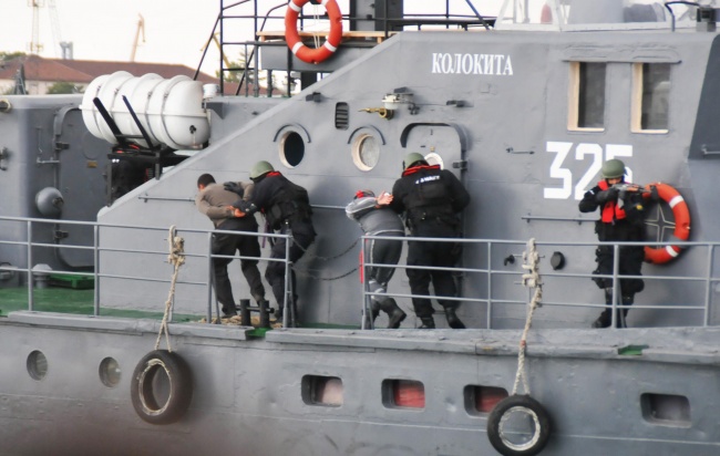 Армията набира войници с демонстрация по задържане на кораб в акваторията на Бургас