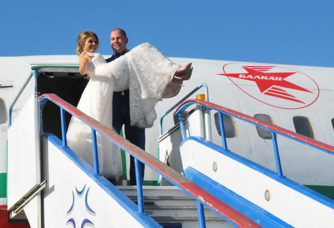 Младоженци се венчаха на крилото на самолет Ту – 154 