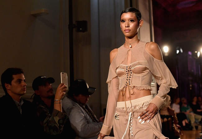 Риана представи колекцията си ''Фенти'' на Парижката седмица на модата