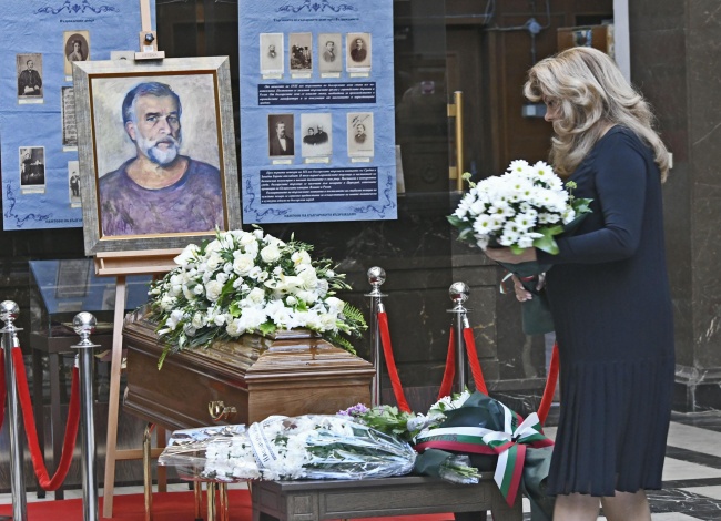 Десетки души почетоха паметта на Любомир Левчев