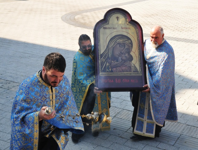 Mиряни се покланят пред чудотворна икона на Богородица