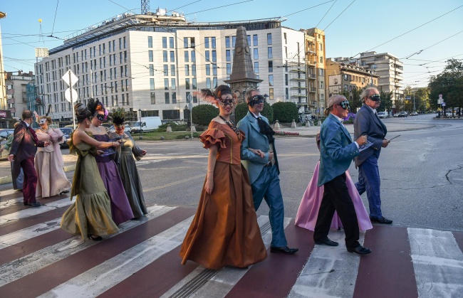 Хористи от Музикалния театър с флашмоб в центъра на София