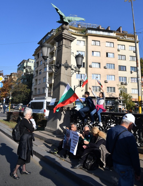 Протестиращи срещу Иван Гешев окупираха Орлов мост