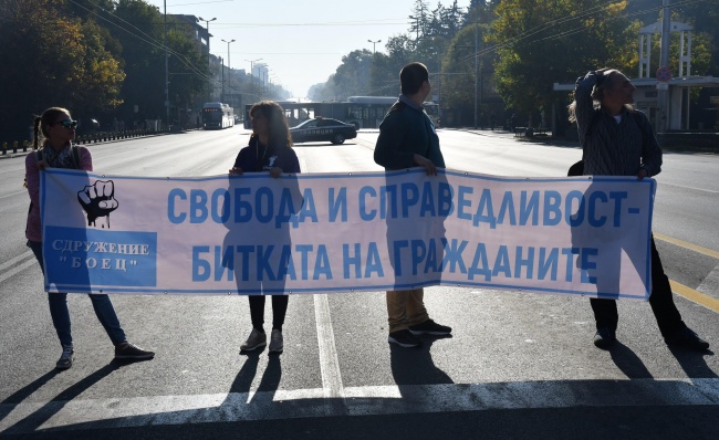 Протестиращи срещу Иван Гешев окупираха Орлов мост