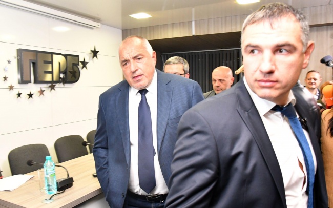 Премиерът Бойко Борисов пристигна в централата на ГЕРБ след обявяване на края на изборния ден