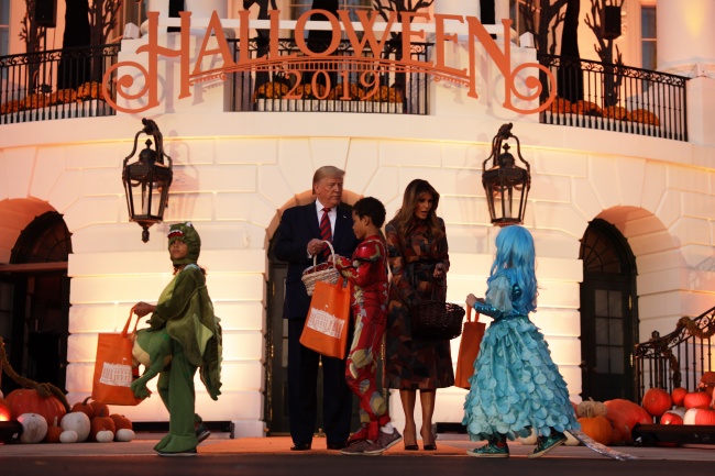 Доналд и Мелания Тръмп раздадоха бонбони за Хелоуин на децата на парти в Белия дом