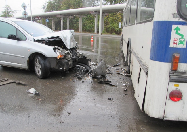 Водач загина при катастрофа между тролей и кола в Русе