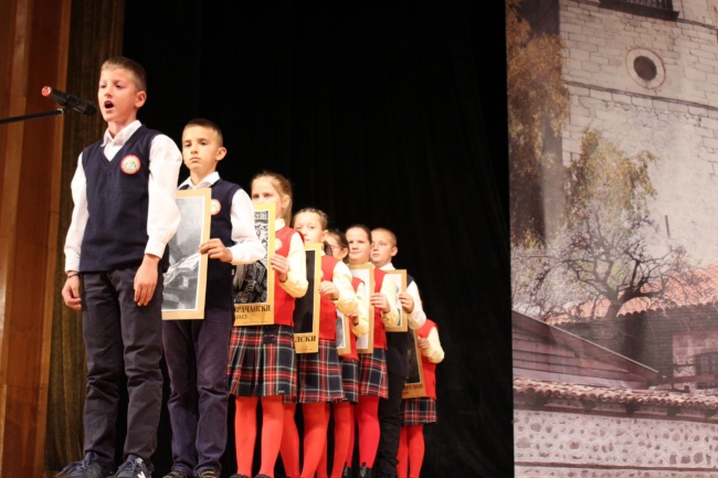 Децата от НУ ''Паисий Хилендарски'' Банско, се поклониха пред делото на будителите със стилно тържество