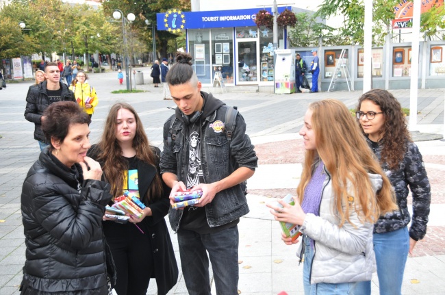  Младежи раздаваха книги в Деня на народните будители
