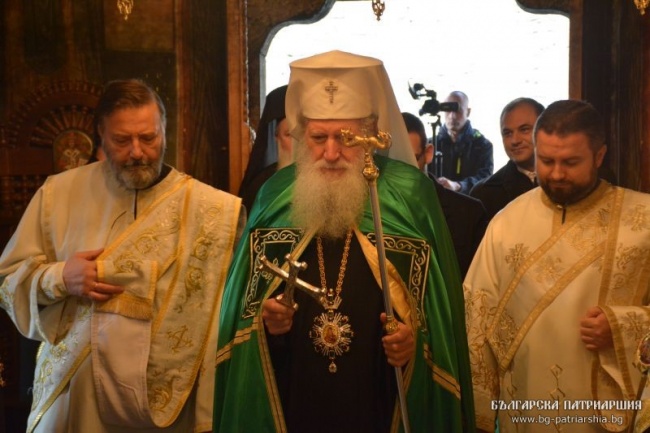 Духовници и миряни почетоха паметта на патриарх Максим в Троянския манастир