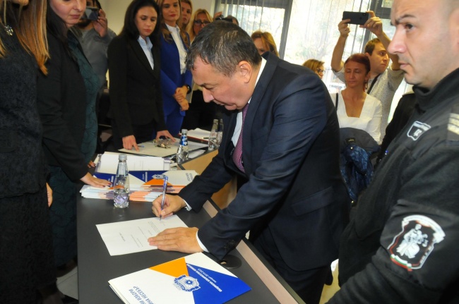 Кметът на Несебър се закле, отведоха го с белезници отново към ареста в София