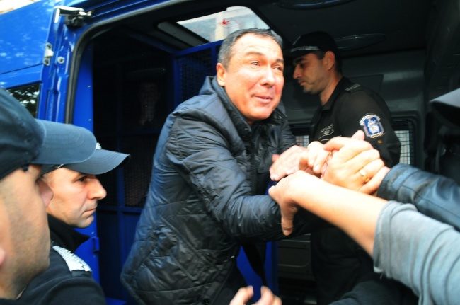 Кметът на Несебър се закле, отведоха го с белезници отново към ареста в София