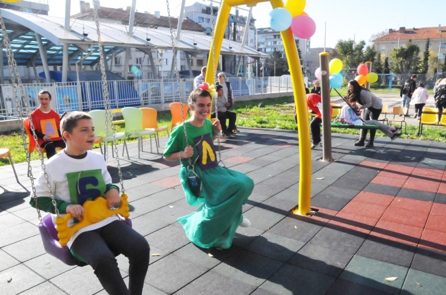 Деца със специални потребности имат нов двор с уреди за игротерапия в Бургас