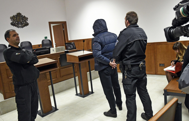 Съдът остави в ареста мъжа, откраднал 150 000 лева от кола в София