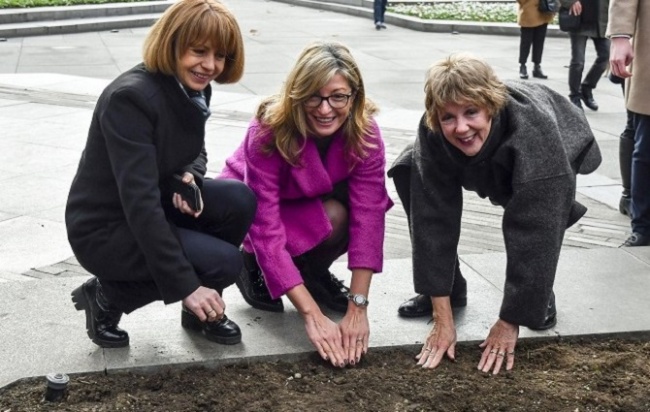 Захариева, Фандъкова и Берендина Мария Тен Тъшър засадиха холандски лалета в градинката между СУ и НС