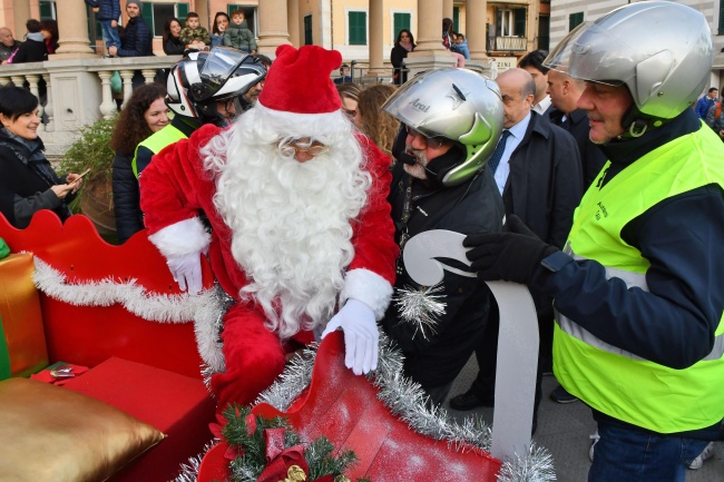 Италианският Дядо Коледа впрегна мотоциклети в шейната си
