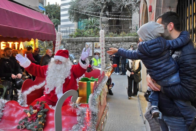 Италианският Дядо Коледа впрегна мотоциклети в шейната си