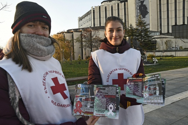 Раздаваха презервативи и информационни материали по повод Световния ден за борба с ХИВ/СПИН