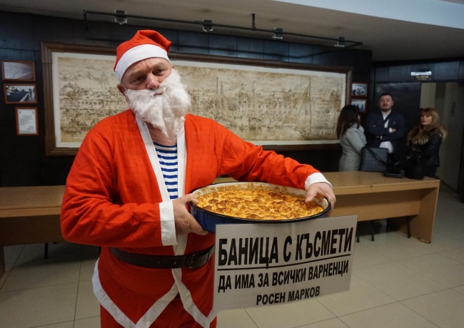 Росен Марков донесе баница с късмети на Общинския съвет Варна