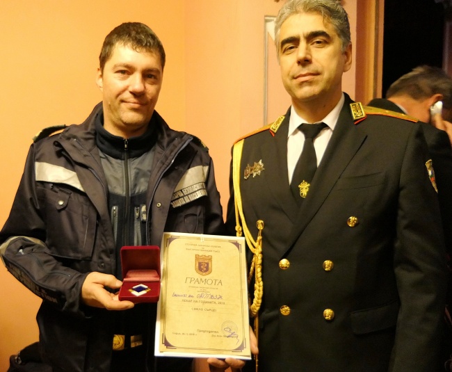 Пожарникари и полицаи с отличия в категория „Смело сърце“ 