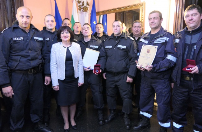 Пожарникари и полицаи с отличия в категория „Смело сърце“ 