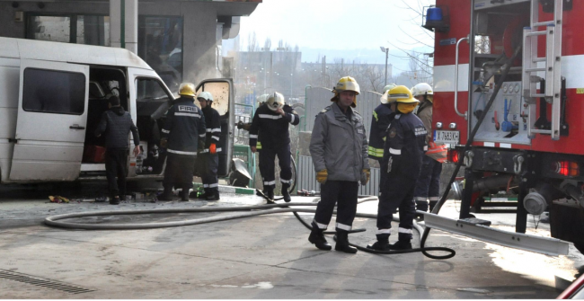 Микробус пламна на бензиностанция в Хасково