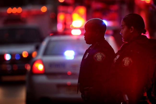 Шестима души, включително полицай, са убити при престрелка в Ню Джърси 