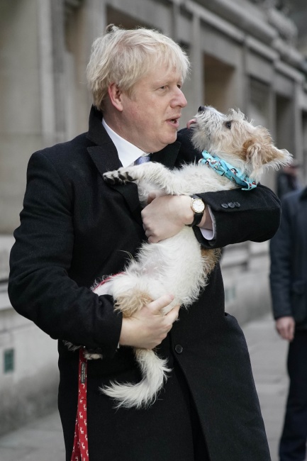Борис Джонсън гласува с куче и благодари  