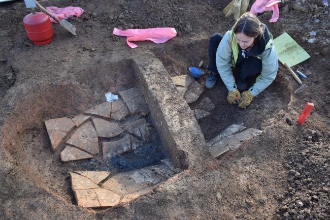 Богата надгробна могила на воин от римската епоха проучват край Лясковец