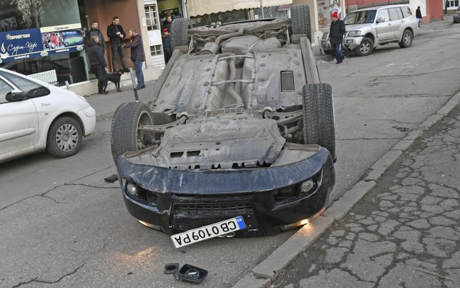 Кола се обърна по таван в София