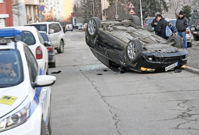 Кола се обърна по таван в София
